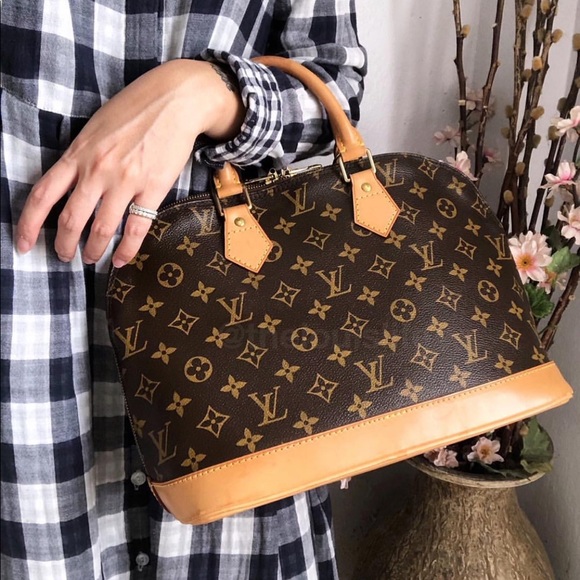Louis Vuitton Handbags - 💞ALMA💞Authentic Louis Vuitton Monogram Handbag!